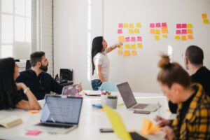 Equipe planejando ações de marketing e demanda